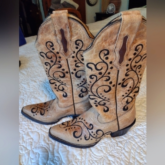 Shoes - Corral women's leather w/ black embroidery‎ Cowboy Boots Distressed  sz 7